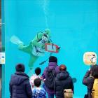 今年の干支「ウマ」の格好をしたダイバーがペンギンプールを掃除します