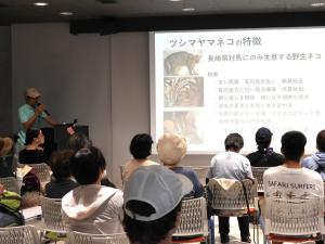 動物情報館にてツシマヤマネコのガイドをしている昨年度の様子。