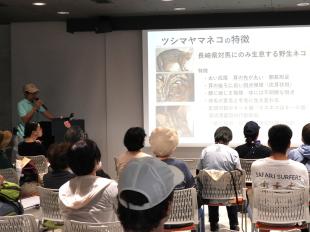 動物情報館にてツシマヤマネコのガイドをしている昨年度の様子。